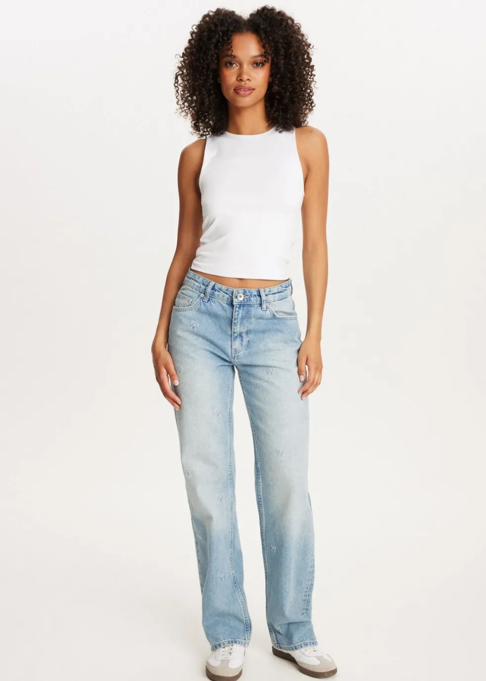 Jeans met geborduurde strikjes