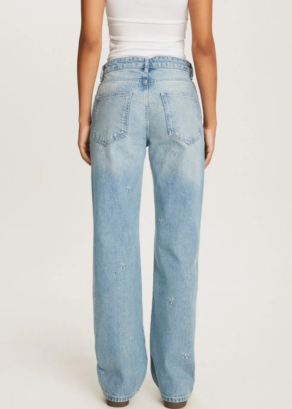 Jeans met geborduurde strikjes