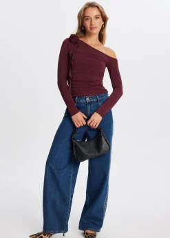 One shoulder top met roos