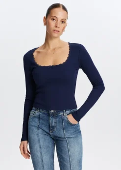 Top met ribstructuur